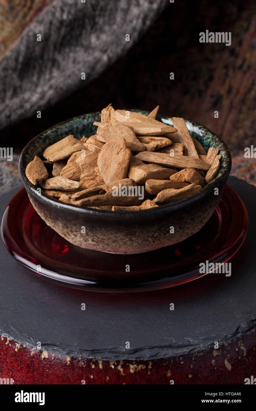 Adlerholz, auch genannt Aloeholz Weihrauch chips Stockfoto