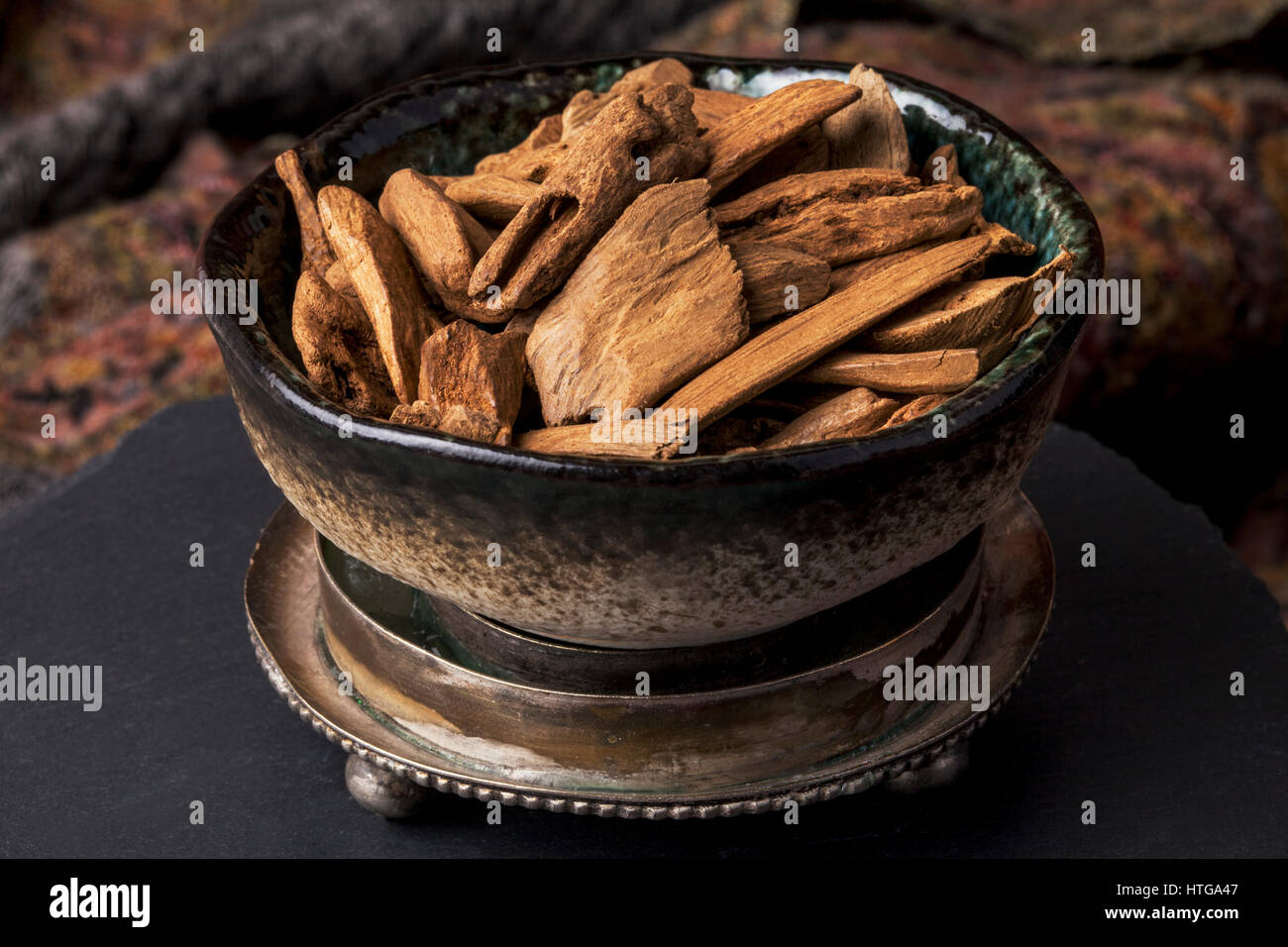 Adlerholz, auch genannt Aloeholz Weihrauch chips Stockfoto