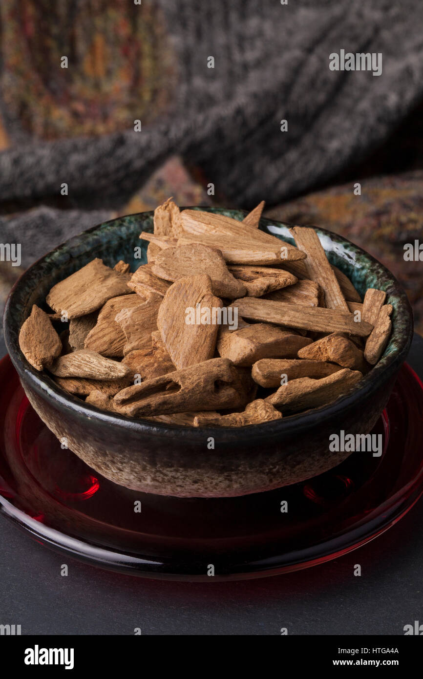 Adlerholz, auch genannt Aloeholz Weihrauch chips Stockfoto
