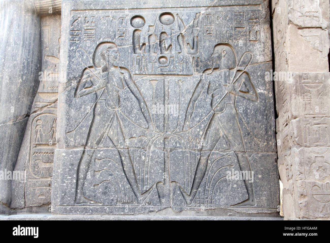 Relief auf der Basis der sitzende Statue von Ramses der große im Luxor-Tempel, das symbolisiert die Vereinigung der oberen und unteren Ägypten Stockfoto