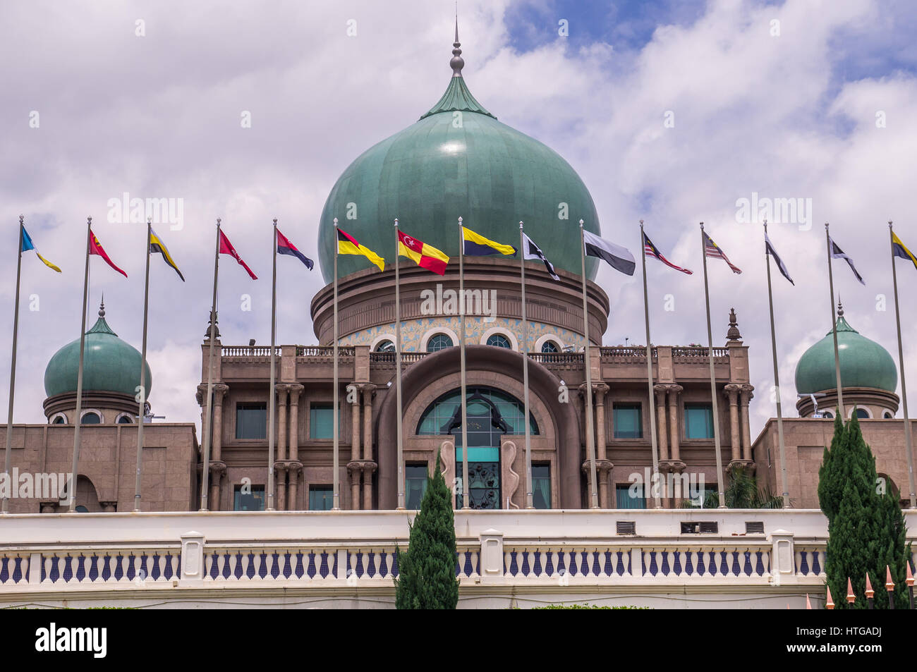 Blick auf Putra Palast, Büro des Premierministers in Putrajaya, Malaysia mit Flaggen aller malaysischen Bundesstaaten Stockfoto