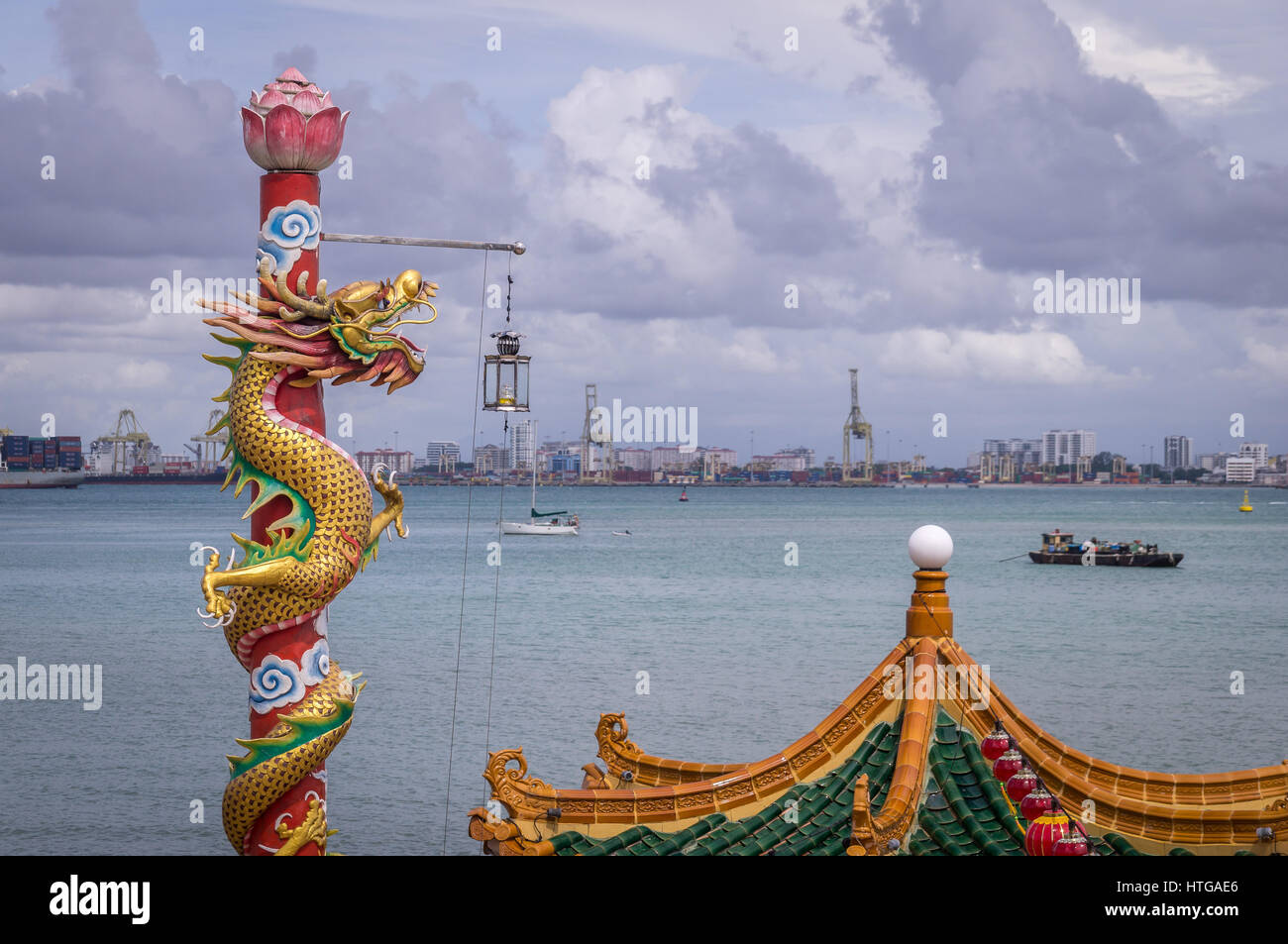 Goldene Drachenstatue Hean Boo Thean Kuanyin chinesisch-buddhistischen Tempel in Penang/Malaysia mit Hafen im Hintergrund Stockfoto