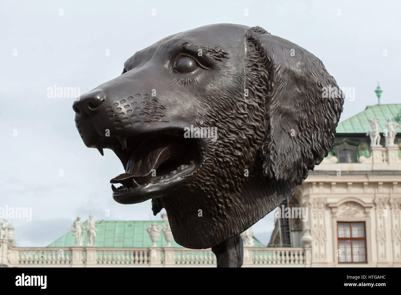 Hund. Kreis von Tieren (Zodiac Heads) von chinesischen zeitgenössischen Künstler Ai Weiwei (2010) auf dem Display in der Belvedere-Garten in Wien, Österreich. Stockfoto