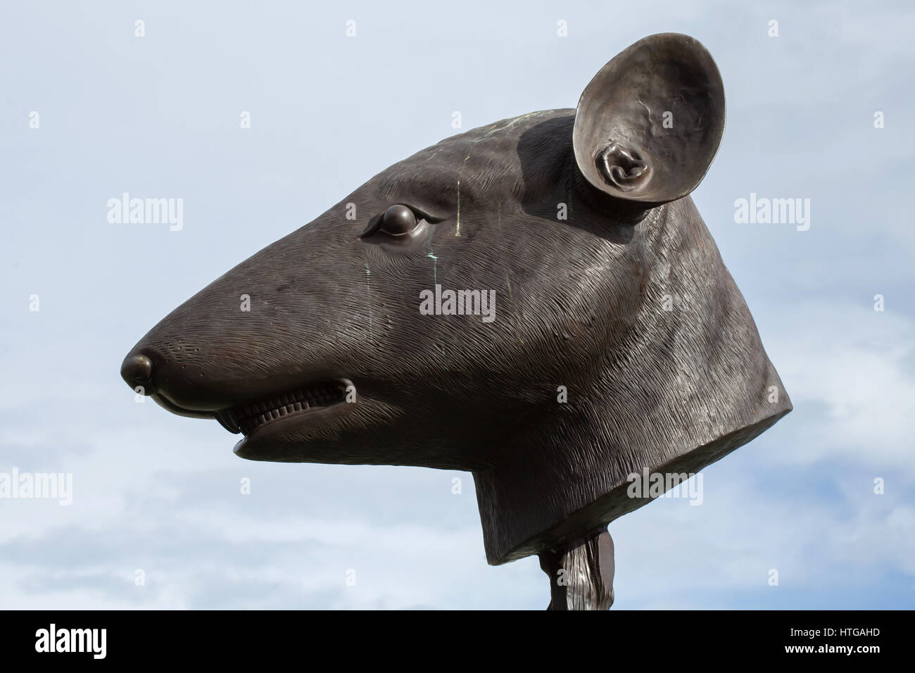 Ratte. Kreis von Tieren (Zodiac Heads) von chinesischen zeitgenössischen Künstler Ai Weiwei (2010) auf dem Display in der Belvedere-Garten in Wien, Österreich. Stockfoto
