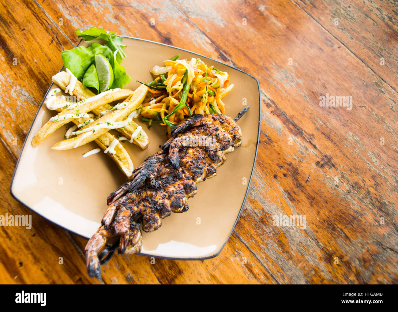 Gegrillte Garnelen am Spieß mit Gemüse Stockfoto