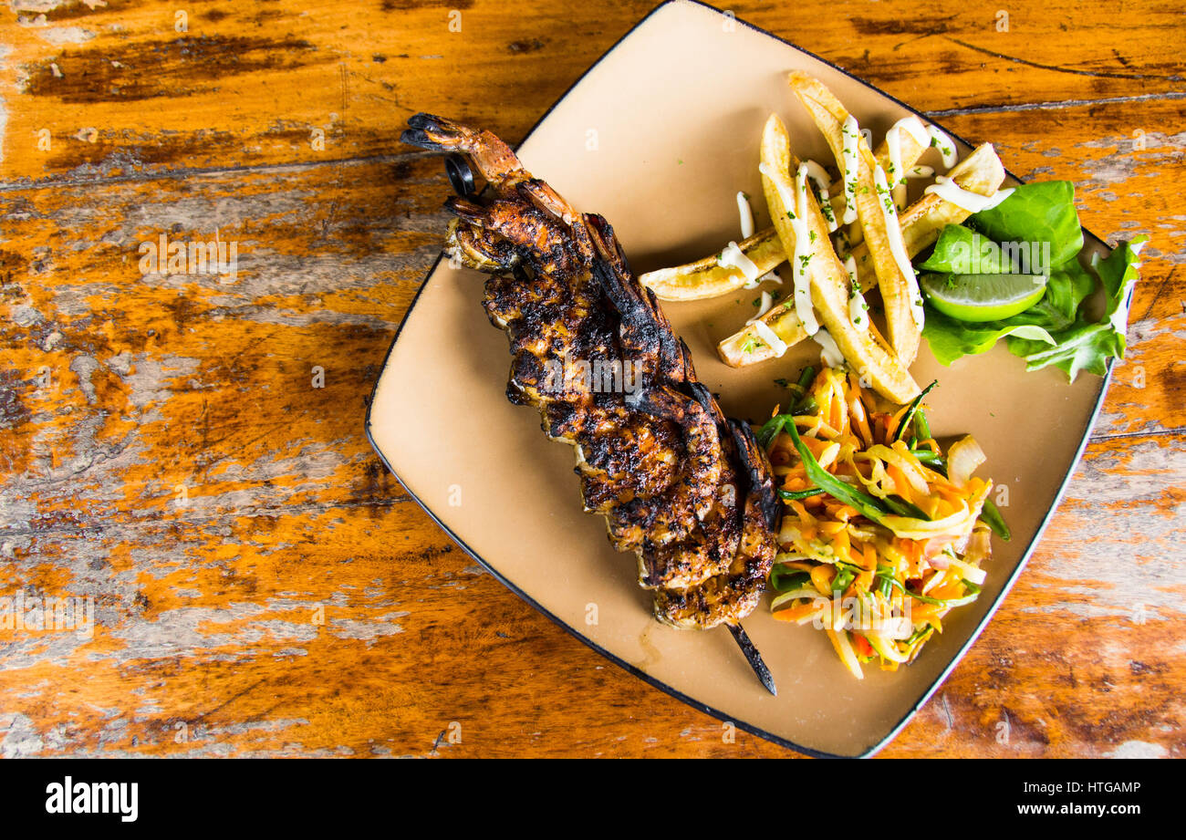 Gegrillte Garnelen am Spieß mit Gemüse Stockfoto