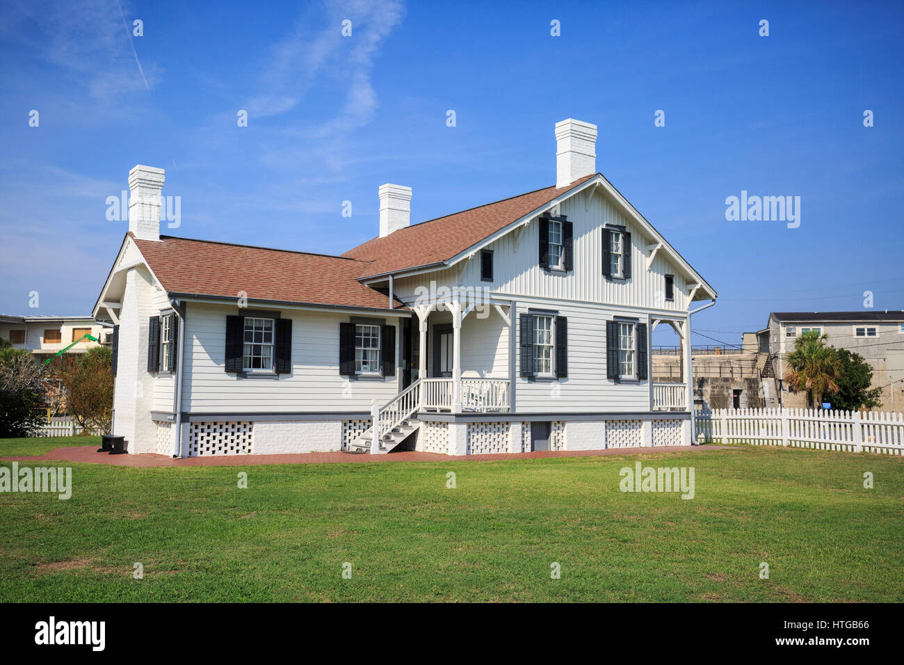 Fogarty-Hosti Häuschen auf dem Gelände des Tybee Island Lighthouse, Beispiel der Insel angehoben Cottage Stil. Stockfoto