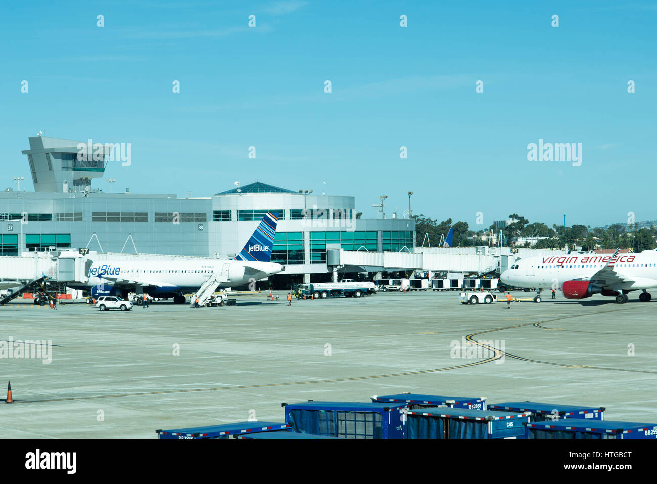 Flugzeuge an der Rampe am Flughafen von San Antonio und Control-Tower im Hintergrund Stockfoto