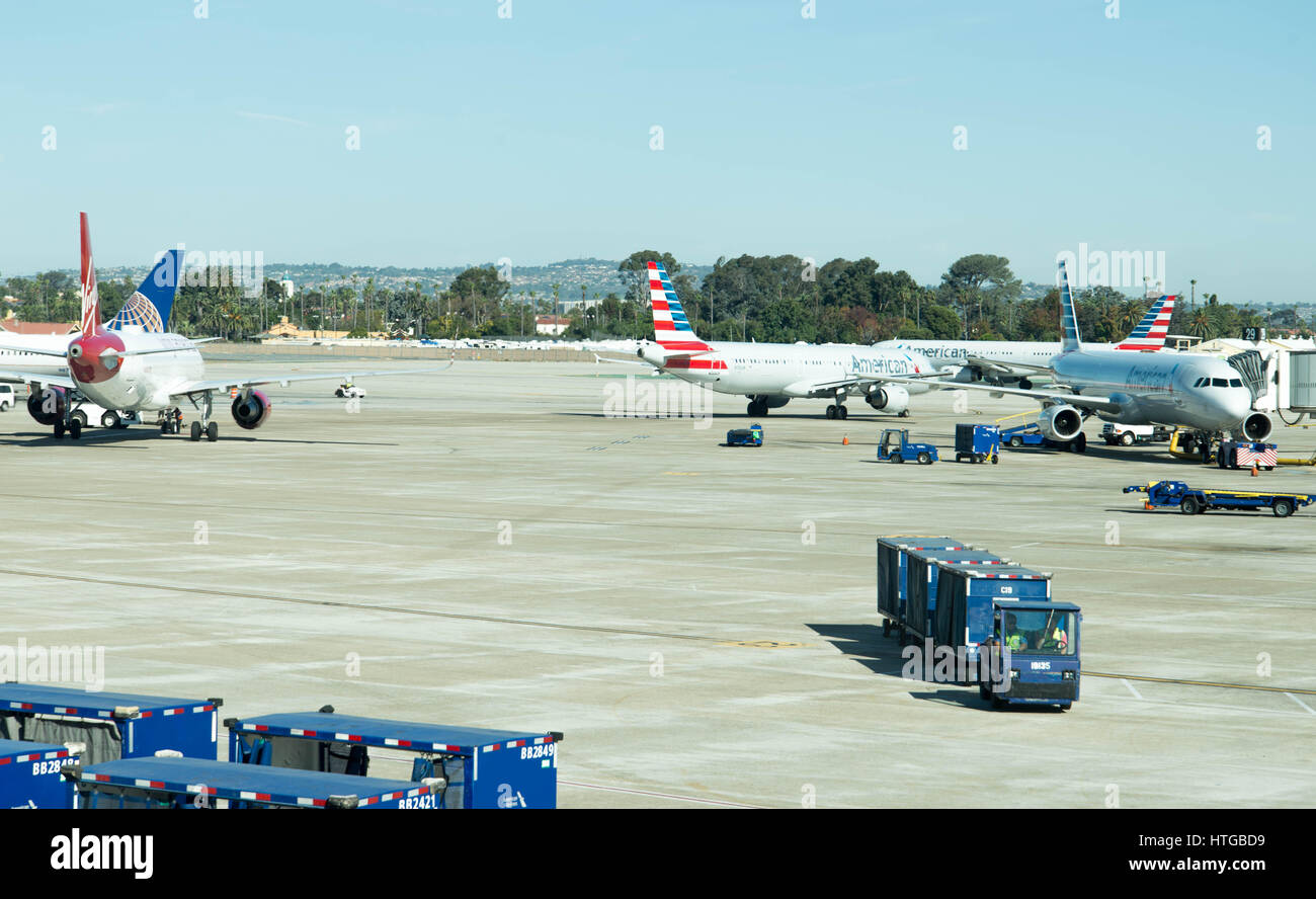 Flugzeuge an der Rampe am Flughafen San Antonio Stockfoto