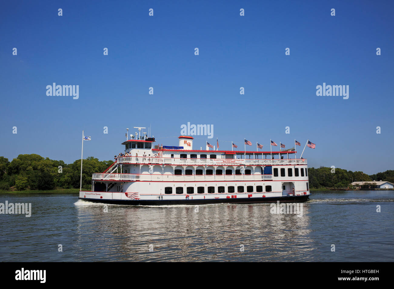 River Queen Restaurant-Boot entlang des Savannah River. Stockfoto