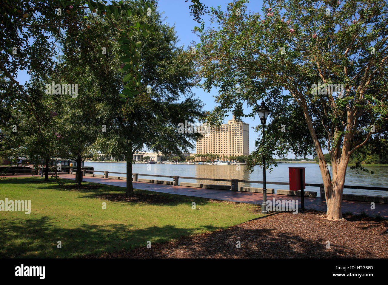 Park in Savannah, Georgia mit der Konvention Venter zeigt durch die Bäume über den Savannah River. Stockfoto