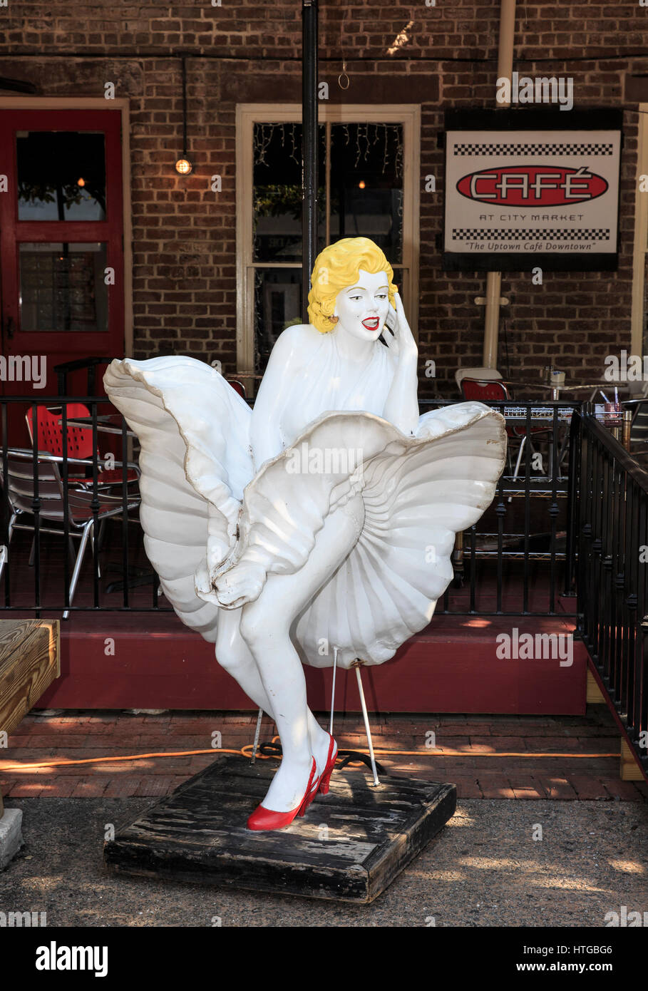 Statue der Schauspielerin Marilyn Monroe vor einem Restaurant in der Stadtmarkt Bezirk von Savannah, Georgia Stockfoto