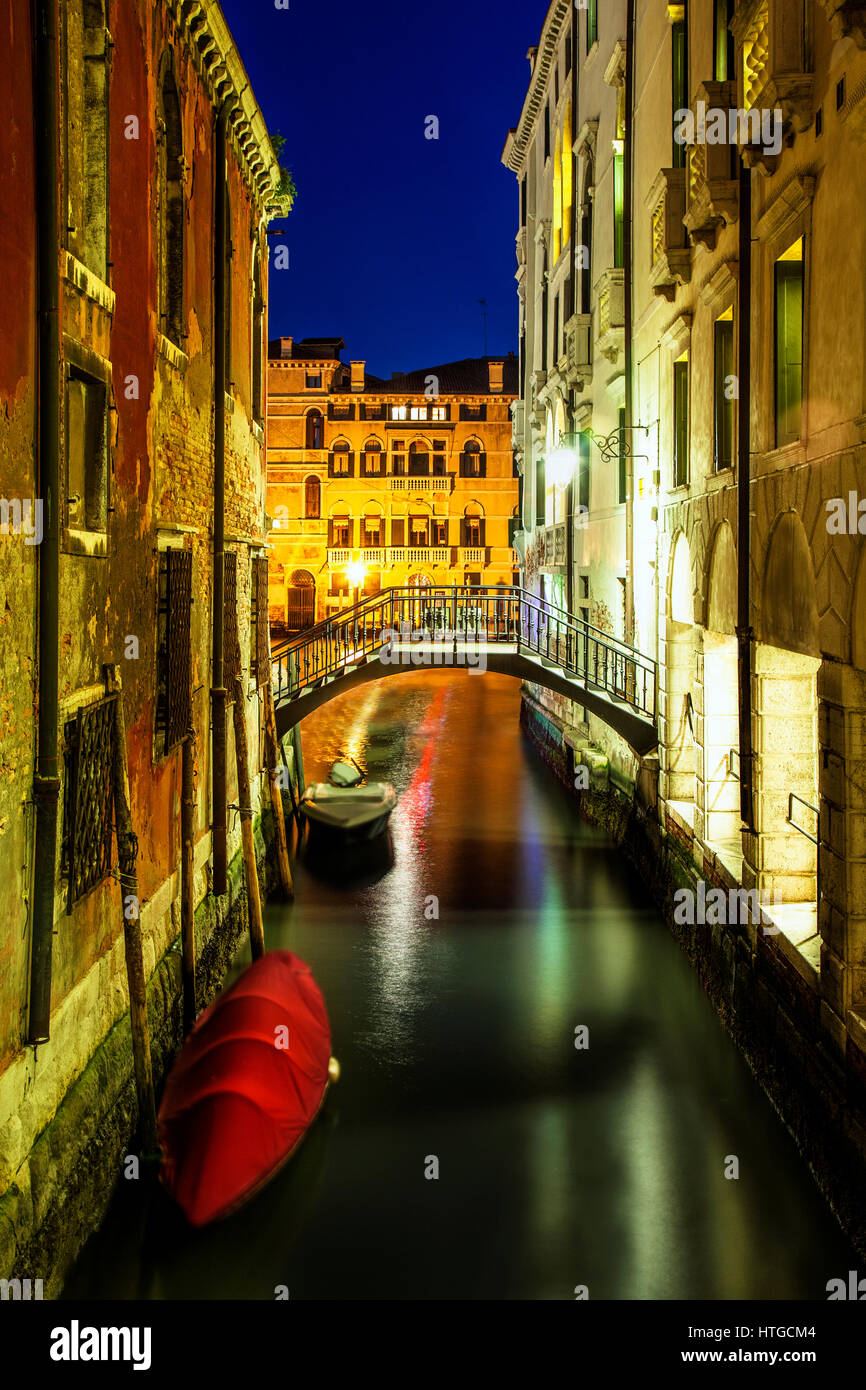 Ruhigen Kanal in Venedig in der Dämmerung. Im Hintergrund ist der Canale Grande. Stockfoto