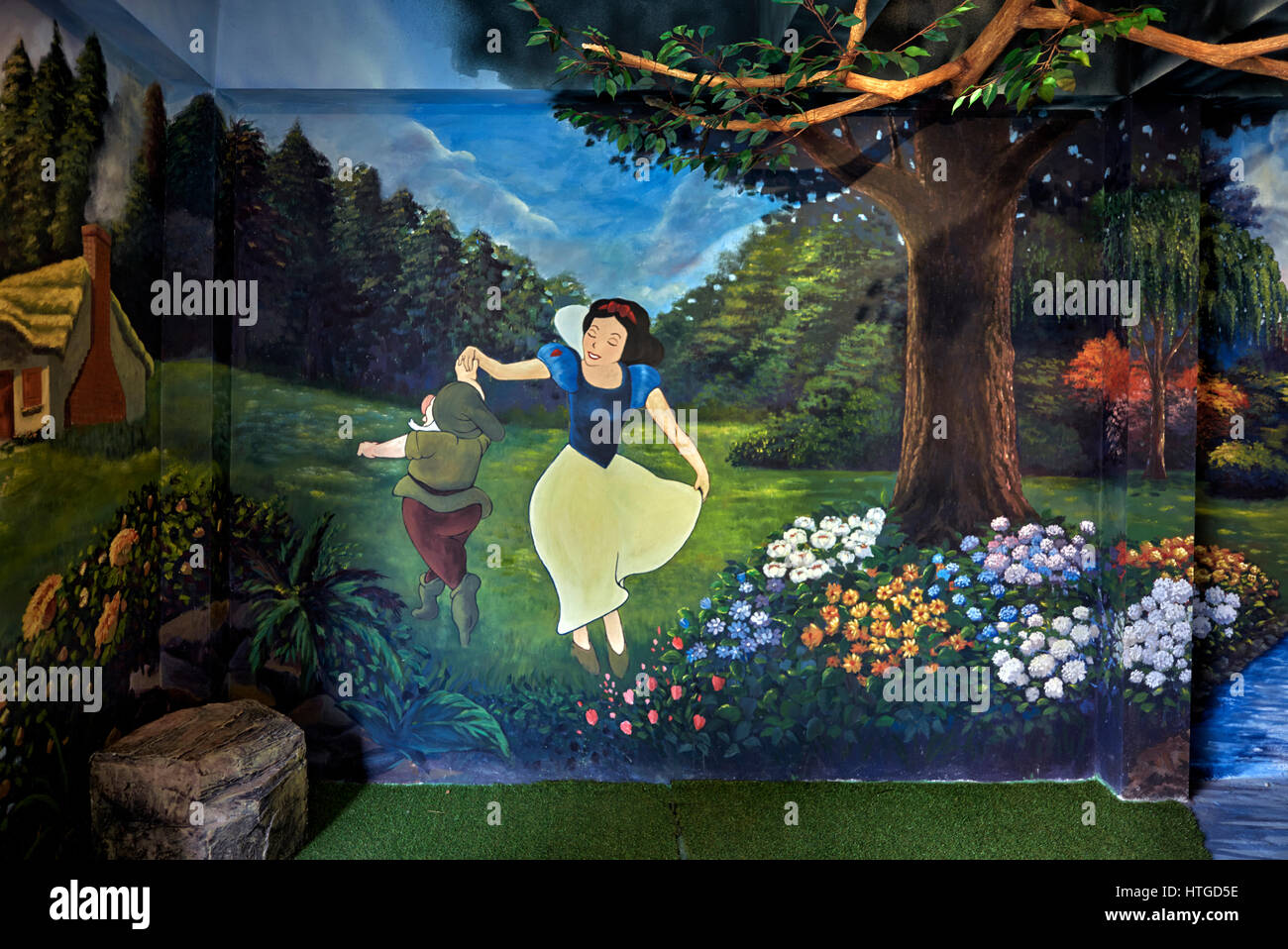 Snow White Wall Art von Geschichtenbuchfiguren auf der Pattaya Sheep Farm, Thailand Südostasien. Ort für Storybook und Kinderreim. Stockfoto