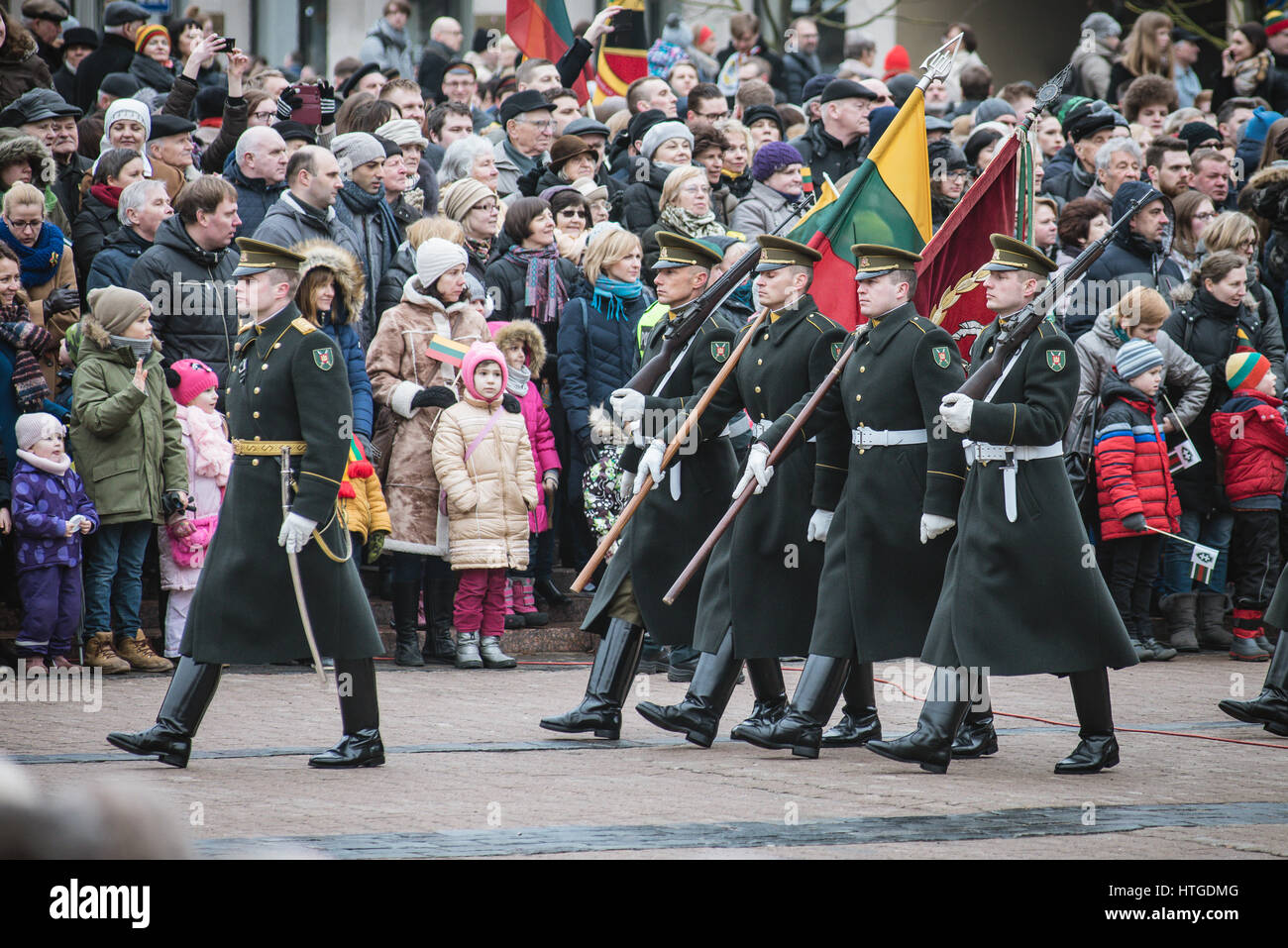 Vilnius, Litauen. 11. März 2017. Litauische Armee Mann tragen das Wappen und die Flagge Litauens bei der Independence Day Zeremonie in Vilnius. Bildnachweis: Aleksandr ausschauen/Alamy Live-Nachrichten Stockfoto