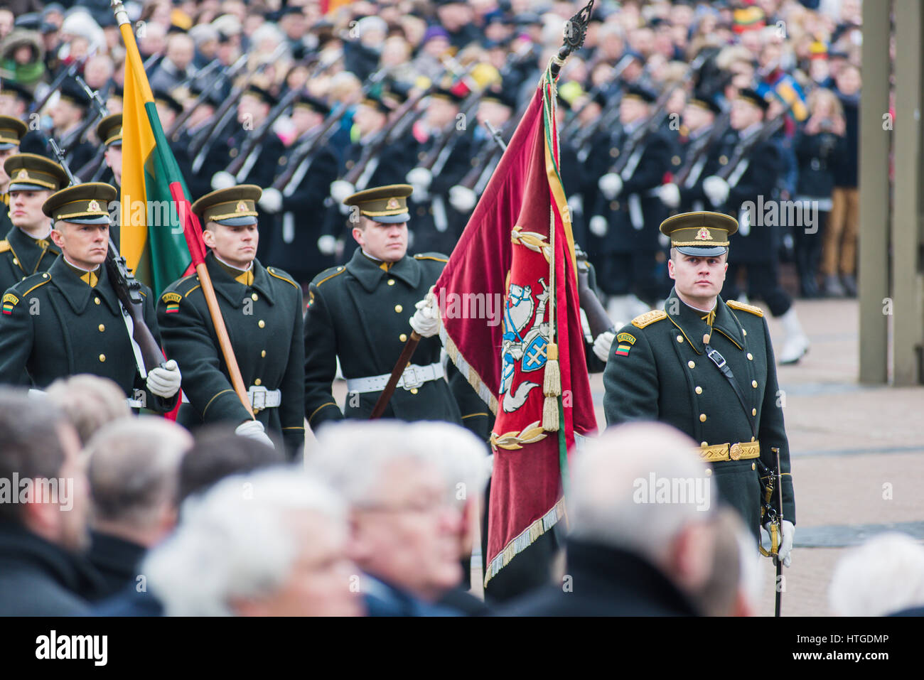 Vilnius, Litauen. 11. März 2017. Litauische Armee Mann tragen das Wappen und die Flagge Litauens bei der Independence Day Zeremonie in Vilnius. Bildnachweis: Aleksandr ausschauen/Alamy Live-Nachrichten Stockfoto