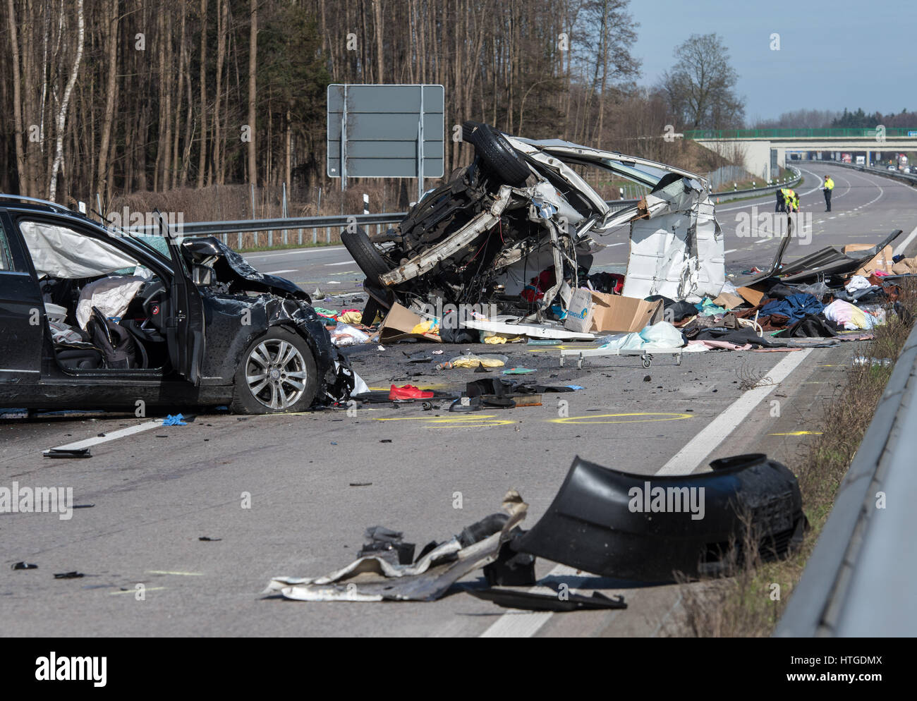 Cloppenburg, Deutschland. 11. März 2017. Die Szene von einer Multi-Auto-Massenkarambolage auf der a1 in der Nähe von Cloppenburg, Deutschland, 11. März 2017. Ein weißer Lieferwagen kippte auf die Seite nach der Kollision mit einem LKW und gleiten auf der Überholspur vor wird durch einen schwarzen Kombi gerammt. Der Fahrer des Autos sowie die zwei Passagiere im Bus starb am Tatort. Foto: Ingo Wagner/Dpa/Alamy Live News Stockfoto