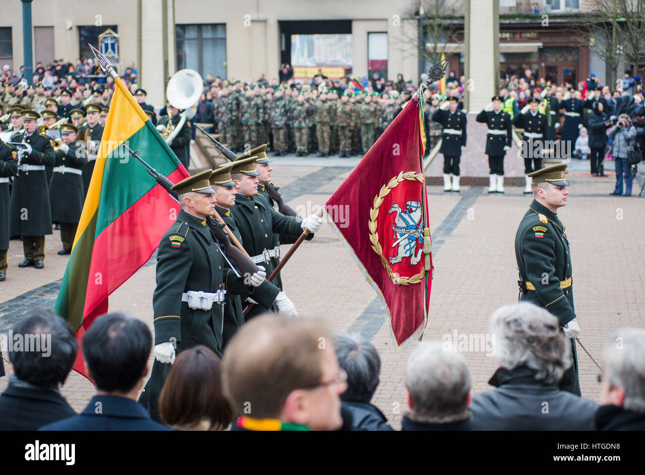 Vilnius, Litauen. 11. März 2017. Litauische Armee Mann tragen das Wappen und die Flagge Litauens bei der Independence Day Zeremonie in Vilnius. Bildnachweis: Aleksandr ausschauen/Alamy Live-Nachrichten Stockfoto