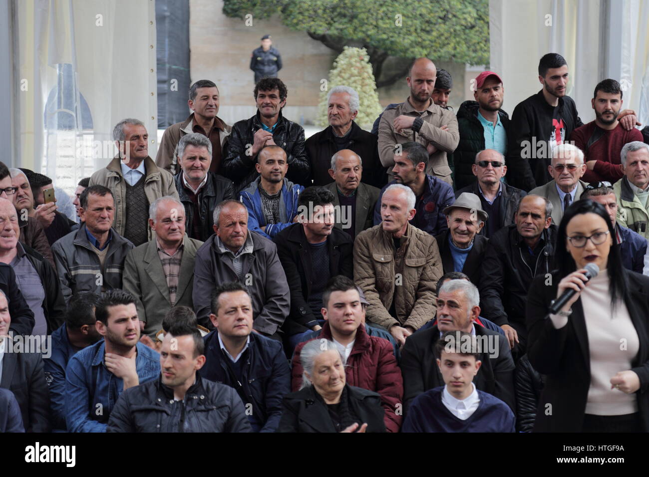 Tirana, Albanien 11. März 2017. Politische Kundgebung der Demokratischen Partei Albaniens im Zuge des Wahlkampfes 2017 in Albanien: politische Unterstützer in der Menge Stockfoto