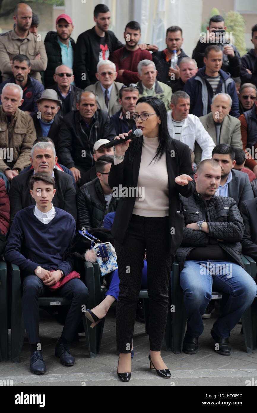 Tirana, Albanien 11. März 2017. Politische Kundgebung der Demokratischen Partei Albaniens im Zuge des Wahlkampfes 2017 in Albanien: junger Politiker mit einer Rede Stockfoto