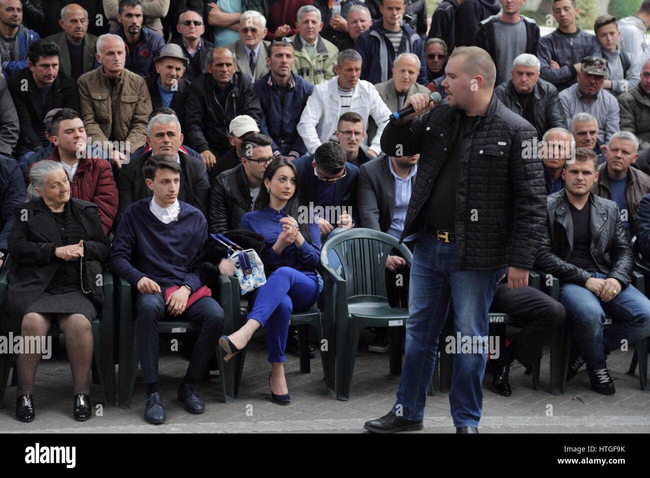 Tirana, Albanien 11. März 2017. Politische Kundgebung der Demokratischen Partei Albaniens im Zuge des Wahlkampfes 2017 in Albanien: junger Politiker mit einer Rede Stockfoto