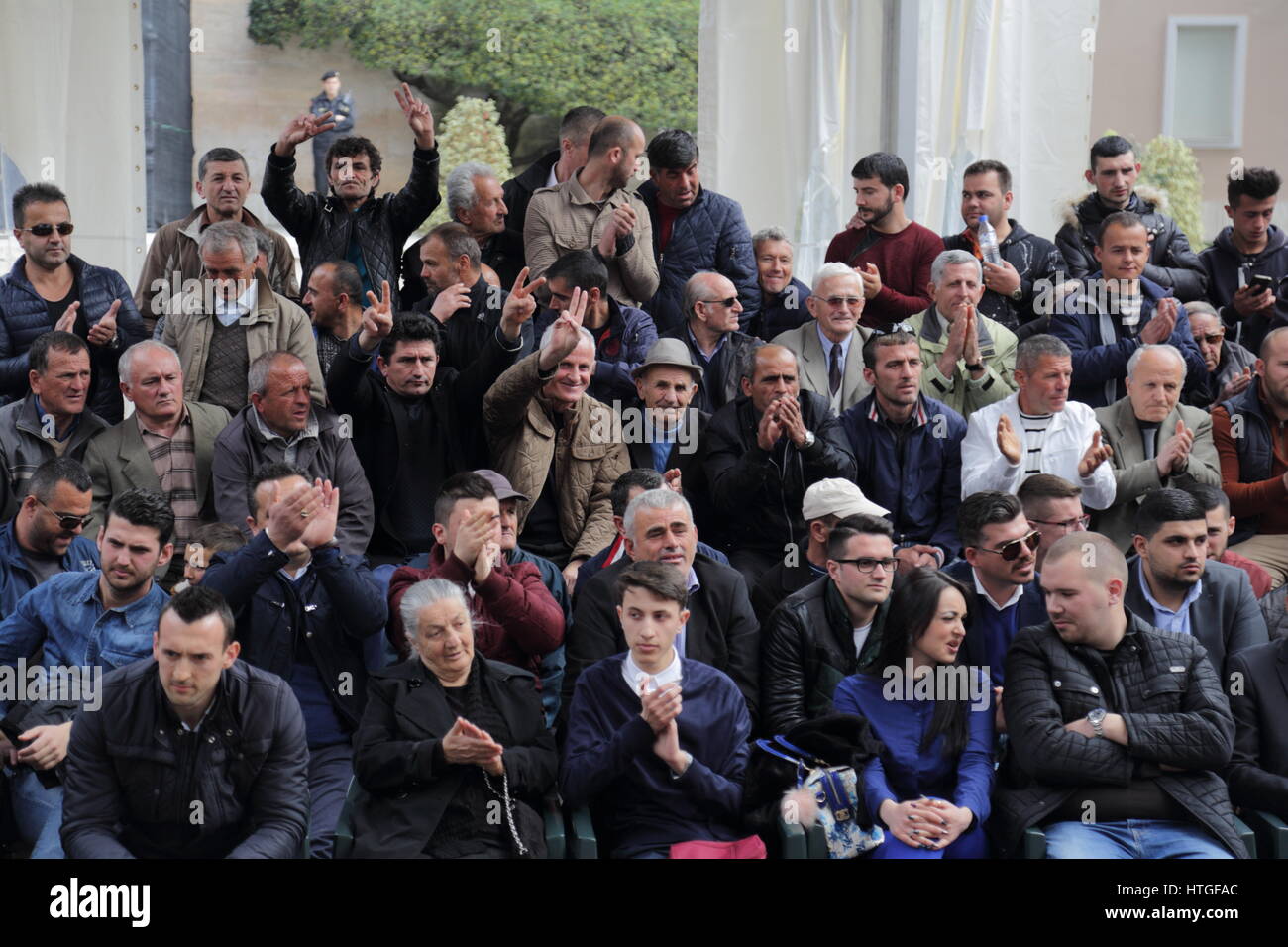 Tirana, Albanien 11. März 2017. Politische Kundgebung der Demokratischen Partei Albaniens im Zuge des Wahlkampfes 2017 in Albanien: politische Unterstützer in der Menge Stockfoto