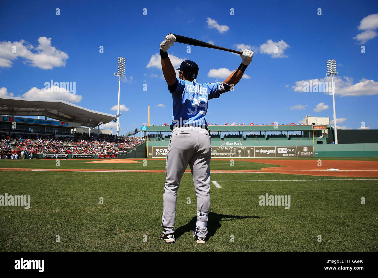 Fort Myers, Florida, USA. 11. März 2017. WILL VRAGOVIC | Times.Tampa Bay Strahlen Center Fielder Kevin Kiermaier (39) erstreckt sich vor dem Start des Spiels zwischen den Boston Red Sox und die Tampa Bay Rays bei JetBlue Park in Fort Myers, Florida am Samstag, 11. März 2017. Bildnachweis: Willen Vragovic/Tampa Bay Times / ZUMA Draht/Alamy Live News Stockfoto