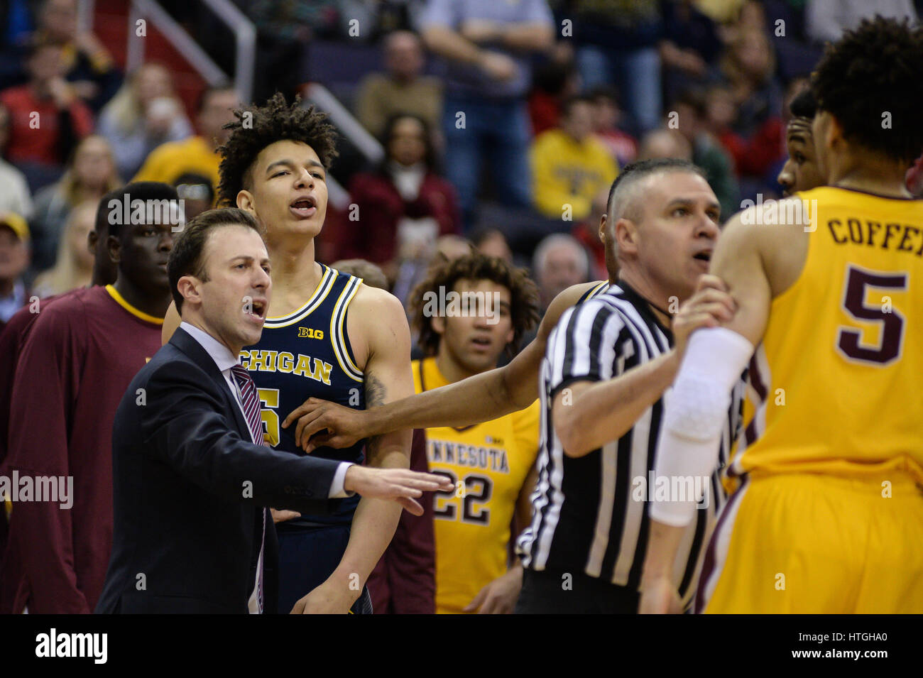 Washington, DC, USA. 11. März 2017. Minnesota Guard AMIR COFFEY (5) und Michigan nach vorn DJ WILSON (5) durch Minnesota Head Coach RICHARD PITINO getrennt sind und ein Schiedsrichter während der Halbfinale Spiel statt im Verizon Center in Washington, DC. Bildnachweis: Amy Sanderson/ZUMA Draht/Alamy Live-Nachrichten Stockfoto