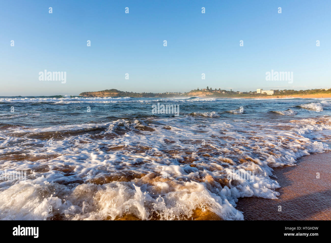 Sydney, Australien. 12. März 2017. Eine zeitweilige Unterbrechung in dem Herbstregen sieht Einheimische besuchen Sie Mona Vale Strand für ein Wochenende Morgen schwimmen und paddeln. Bildnachweis: Martin Beere/Alamy Live News Stockfoto