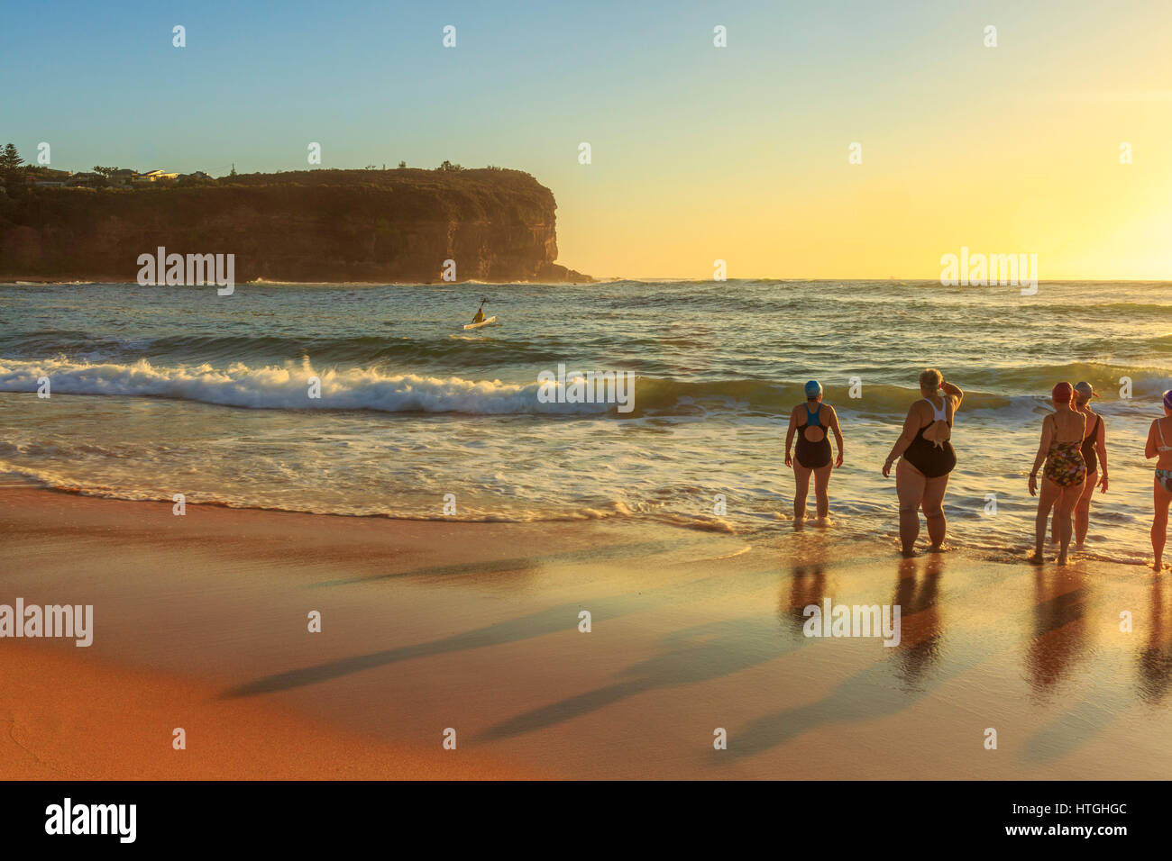 Sydney, Australien. März 2017. Bei einer vorübergehenden Pause im Herbstregen begeben sich die Einheimischen zum Strand von Mona Vale, wo sie am Wochenende schwimmen und paddeln können. Eine Gruppe von Frauen mittleren Alters geht in den Ozean, um am frühen Morgen schwimmen zu gehen. Quelle: martin Beere/Alamy Live News Stockfoto