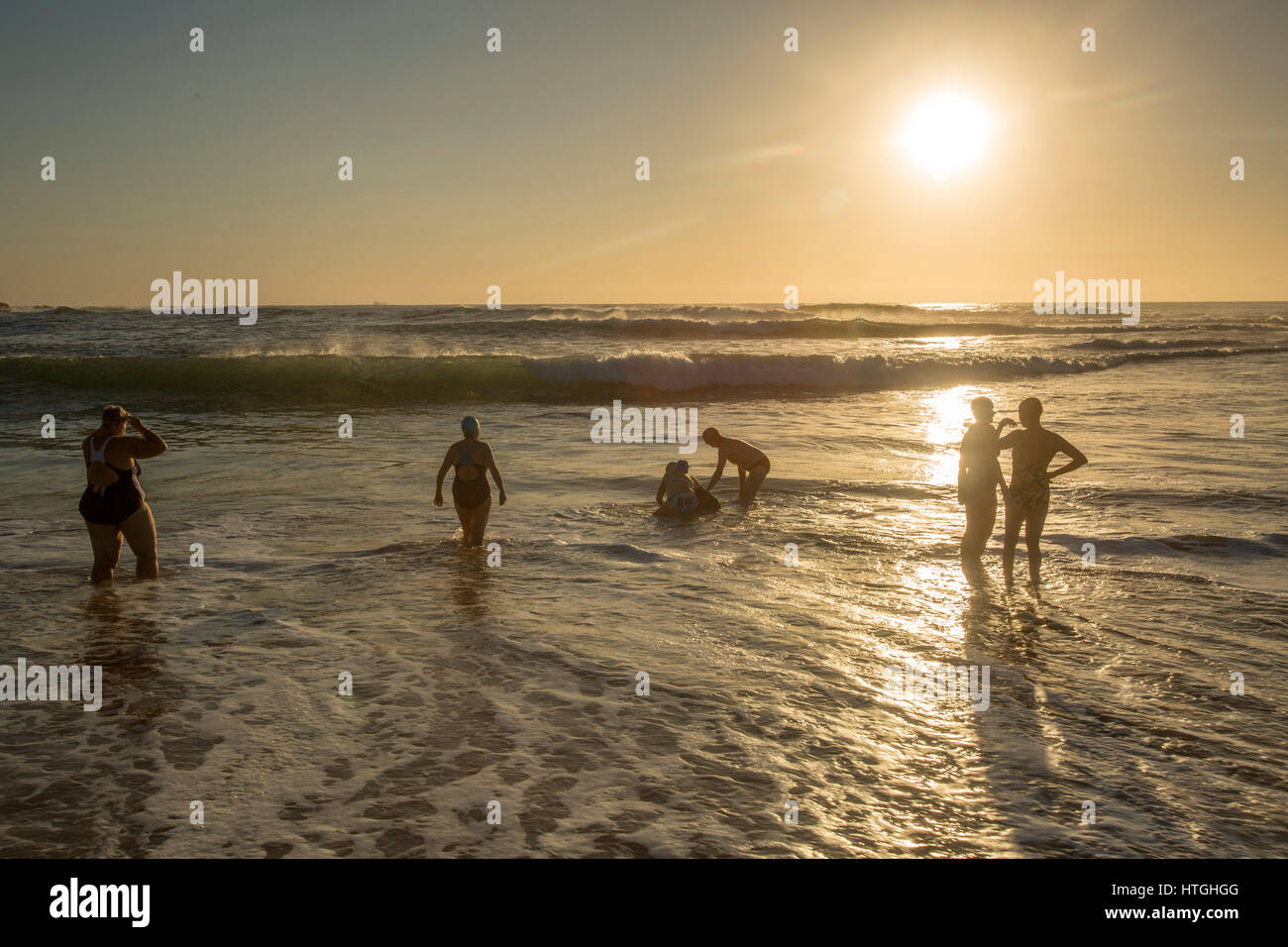 Sydney, Australien. März 2017. Bei einer vorübergehenden Pause im Herbstregen begeben sich die Einheimischen zum Strand von Mona Vale, wo sie am Wochenende schwimmen und paddeln können. Strandaktivität bei Sonnenaufgang über Sydney Beach Credit: martin Beere/Alamy Live News Stockfoto