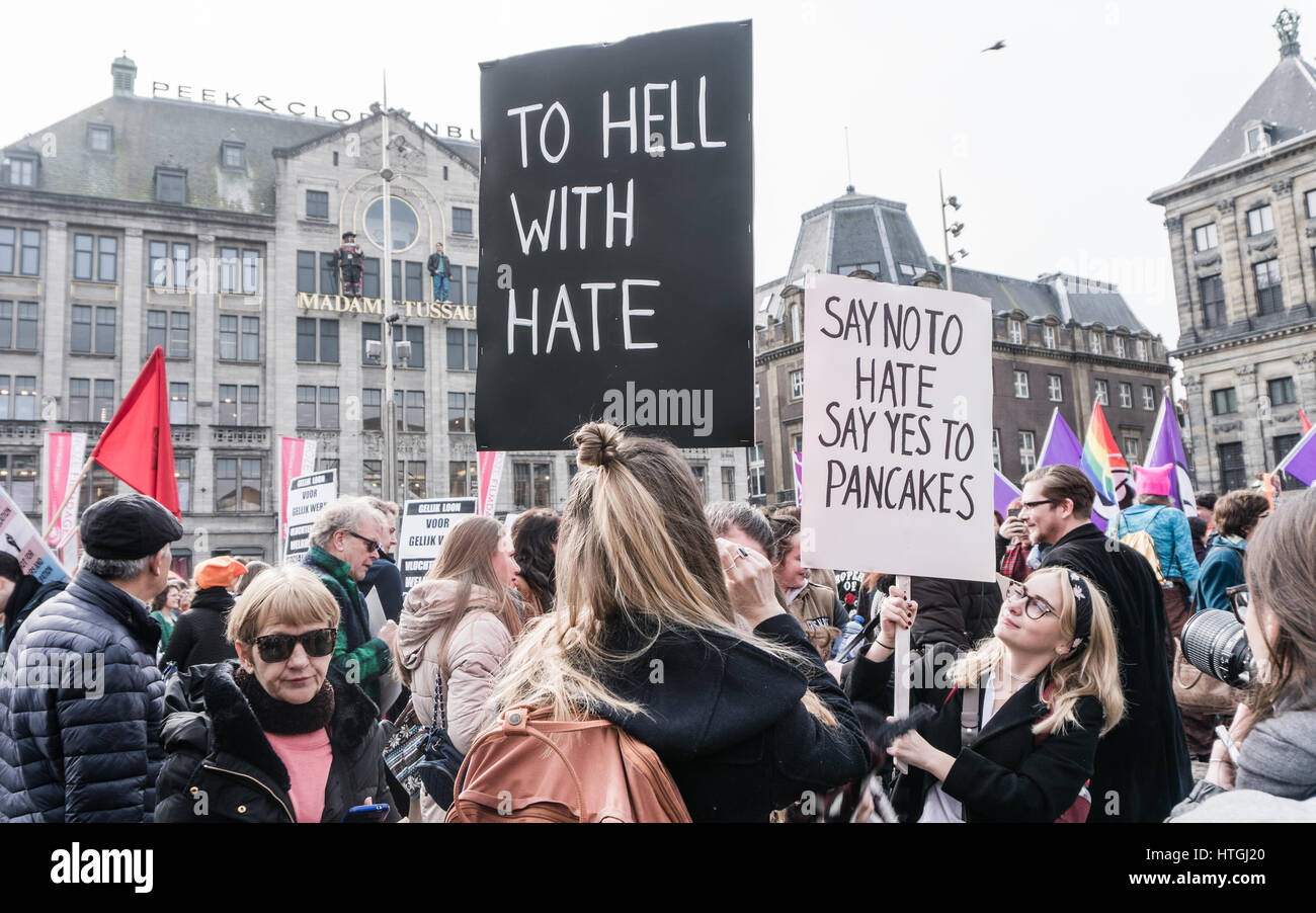 Amsterdam, Niederlande. 12. März 2017. Junge Frau trägt ein Schild mit Text: "Sagen Nein zu hassen, sagen Sie ja zu Pfannkuchen" Credit: Steppeland/Alamy Live News Stockfoto