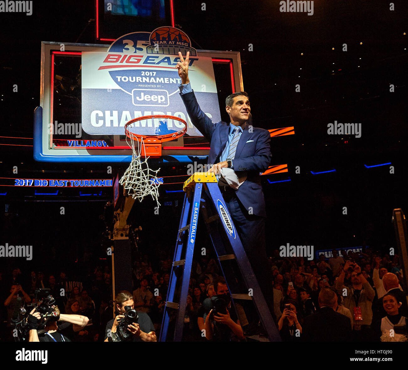 New York, New York, USA. 11. März 2017. Villanova Cheftrainer Jay Wright schneidet die Netze wie die Villanova Wildcats 2017 Big East Turnier Champions im Madison Square Garden in New York City sind. Villanova Wildcats besiegten Creighton Bluejays 74-60. Duncan Williams/CSM/Alamy Live-Nachrichten Stockfoto