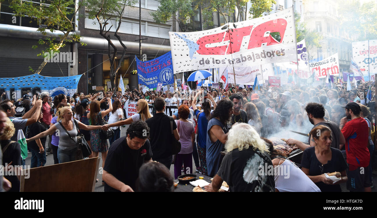 Buenos Aires, Argentinien - 8. März 2017: Protest Conmemorating der internationalen Frauen Tag am 8. März 2017 in Buenos Aires, Argentinien. Stockfoto