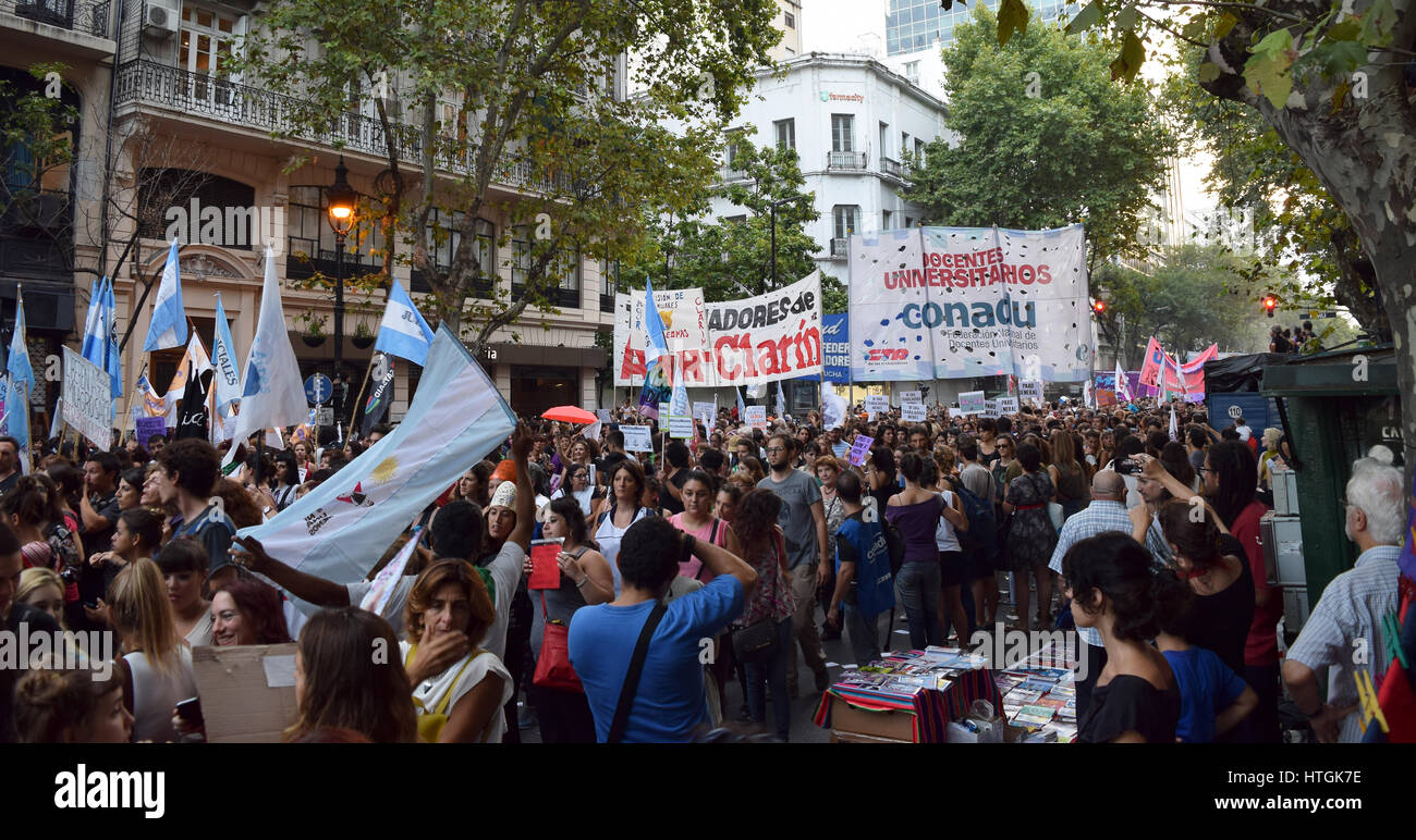 Buenos Aires, Argentinien - 8. März 2017: Protest Conmemorating der internationalen Frauen Tag am 8. März 2017 in Buenos Aires, Argentinien. Stockfoto