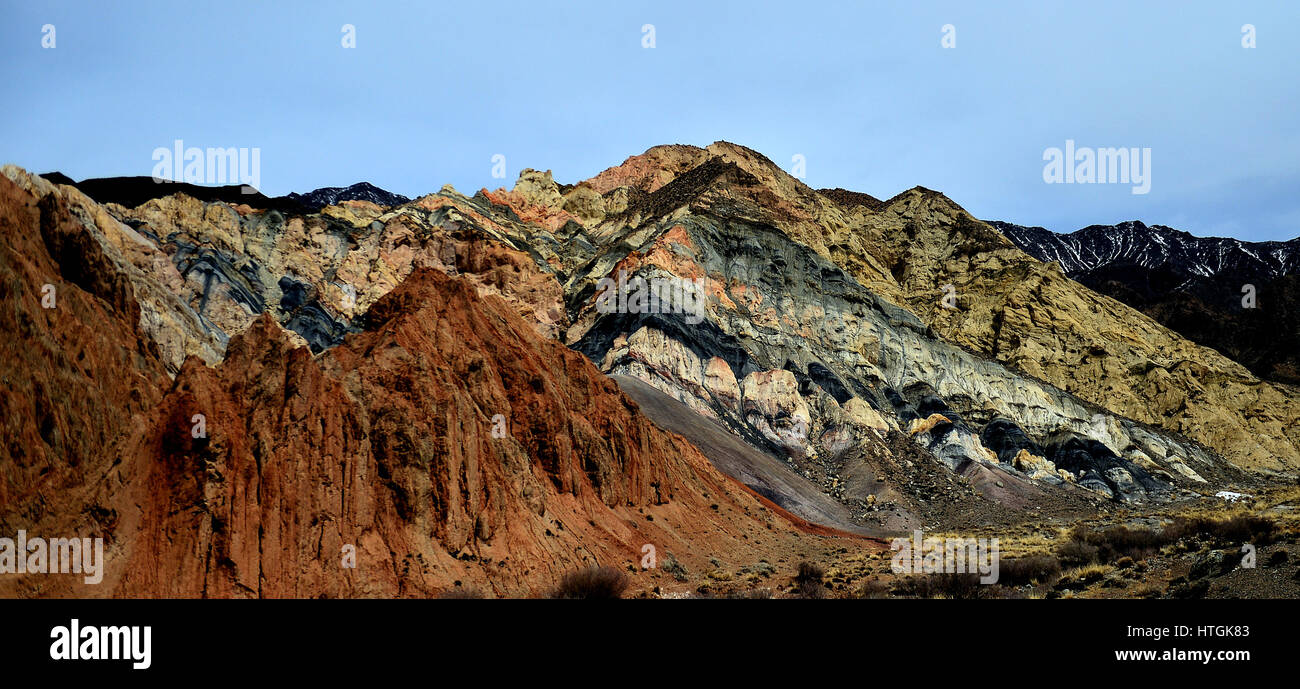Haixi. 11. März 2017. Foto aufgenommen am 11. März 2017 zeigt bunte Felsen eines Berges in der Nähe Stadtteil Da Qaidam (auch bekannt als Dachaidan) in Mongolisch-tibetischen autonomen Präfektur von Haixi, Nordwesten Chinas Provinz Qinghai. Bildnachweis: Wang Bo/Xinhua/Alamy Live-Nachrichten Stockfoto