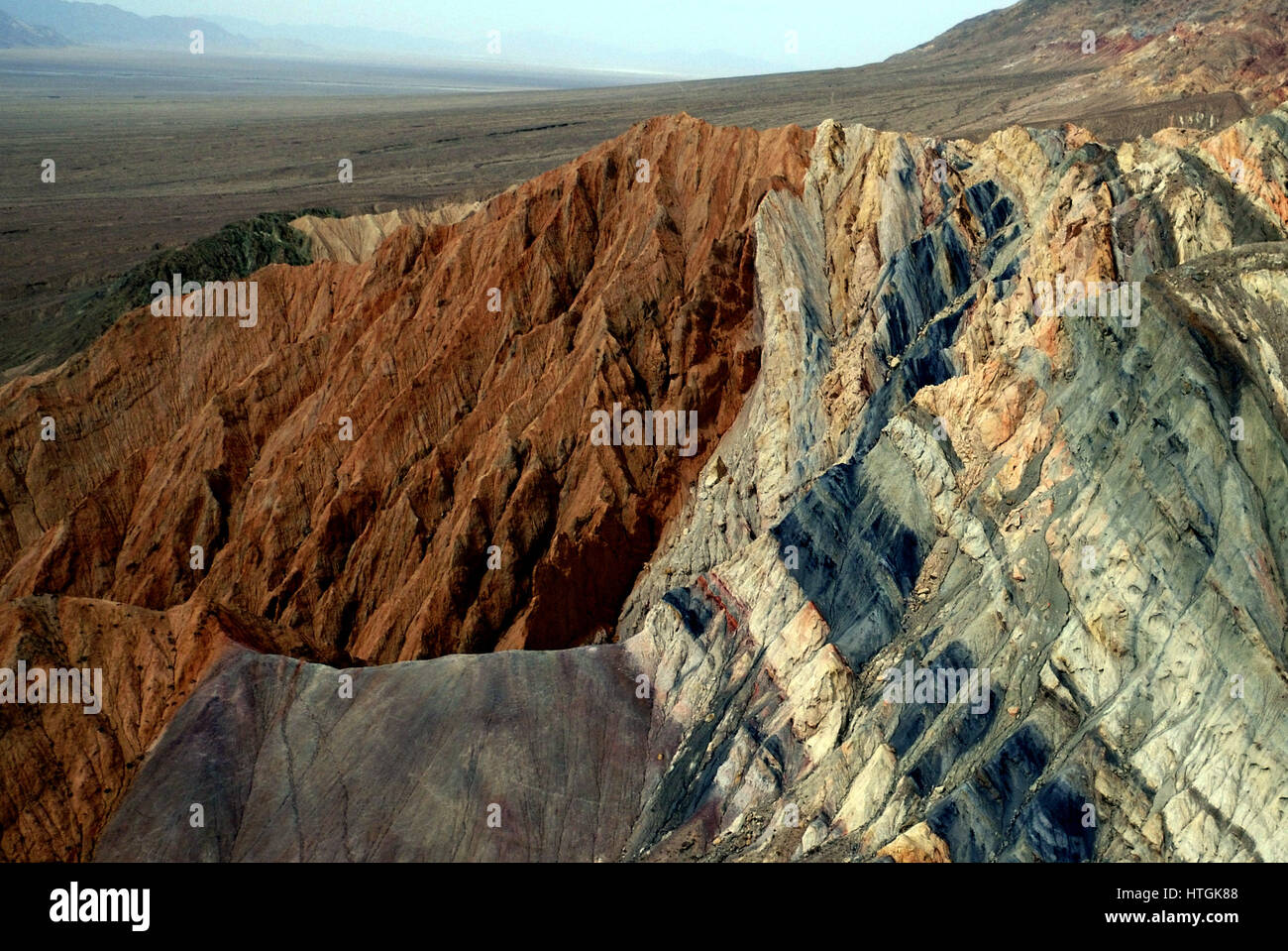 Haixi. 11. März 2017. Foto aufgenommen am 11. März 2017 zeigt bunte Felsen eines Berges in der Nähe Stadtteil Da Qaidam (auch bekannt als Dachaidan) in Mongolisch-tibetischen autonomen Präfektur von Haixi, Nordwesten Chinas Provinz Qinghai. Bildnachweis: Wang Bo/Xinhua/Alamy Live-Nachrichten Stockfoto