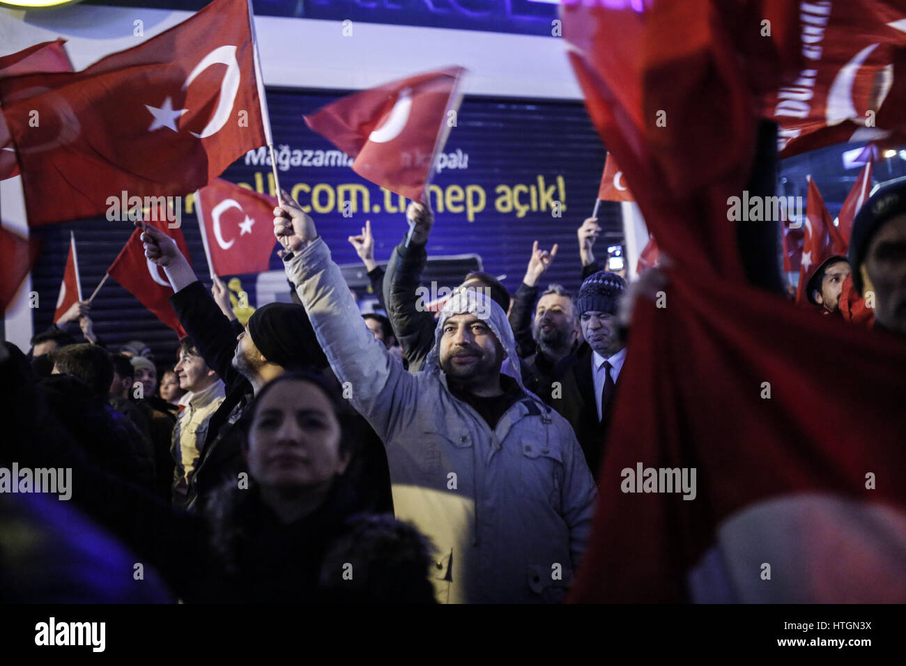 (170312)--ISTANBUL, 12 März, 2017(Xinhua)--Menschen halten eine Kundgebung vor dem niederländischen Konsulat in Istanbul, Türkei, 12. März 2017. Menschen halten türkische Nationalflaggen versammelten sich vor niederländischen Konsulat in Istanbul, niederländische Verbote auf die türkische Politik zu protestieren. (Xinhua/DHA/Depo Fotos) (Zcc) Stockfoto