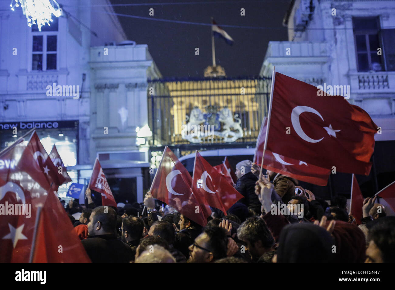 (170312)--ISTANBUL, 12 März, 2017(Xinhua)--Menschen halten eine Kundgebung vor dem niederländischen Konsulat in Istanbul, Türkei, 12. März 2017. Menschen halten türkische Nationalflaggen versammelten sich vor niederländischen Konsulat in Istanbul, niederländische Verbote auf die türkische Politik zu protestieren. (Xinhua/DHA/Depo Fotos) (Zcc) Stockfoto