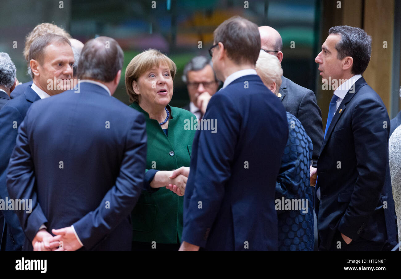 10. März 2017. Brüssel, Belgien: Von links: Präsident des Europäischen Rates Donald Franciszek Tusk ist im Gespräch mit der schwedische Ministerpräsident Kjell Stefan Lofven, die deutsche Bundeskanzlerin Angela Merkel, Finish Premierminister Juha Sipila und der österreichische Bundeskanzler Christian Kern eine EU-Staatschef Gipfel in das Europa-Gebäude, Sitz der EU-Rat. -KEIN Draht-SERVICE-Foto: Thierry Monasse/Dpa Foto: Thierry Monasse/Dpa Stockfoto