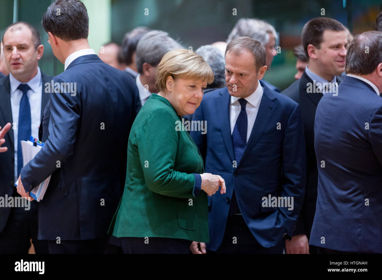 10. März 2017. Brüssel, Belgien: Von links: bulgarische Premierminister Pansen Radev spricht mit der niederländische Ministerpräsident Mark Rutte, der italienische Ministerpräsident Paolo Gentiloni, die deutsche Bundeskanzlerin Angela Merkel, der Präsident des Europäischen Rates Donald Franciszek Tusk, der estnische Ministerpräsident Juri Ratas und der schwedische Ministerpräsident Kjell Stefan Lofven während ein Staatsoberhaupt der EU Gipfel in das Europa-Gebäude , Sitz des EU-Rates. -KEIN Draht-SERVICE-Foto: Thierry Monasse/Dpa Foto: Thierry Monasse/Dpa Stockfoto