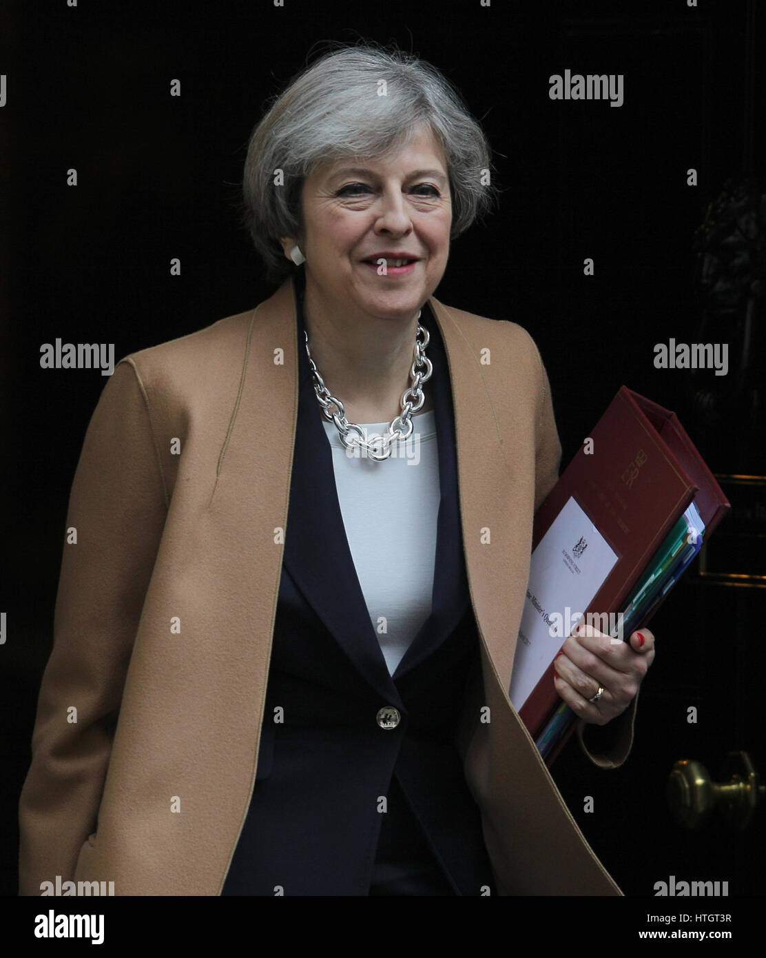 London, 15 Mär, 2017. Premierminister Theresa gesehen kann aus Downing Street 10 Frage des Ministerpräsidenten im Unterhaus. Credit: Wfpa/alamy Leben Nachrichten zu besuchen Stockfoto