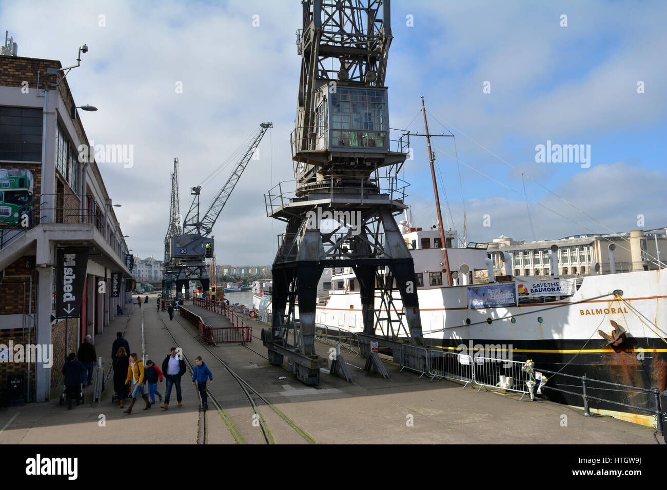 Bristol, UK. 15. März 2017. Großbritannien Wetter. Menschen schlendern Sie entlang der Docks an einem milden Tag wo wie Princes Wharf in A British WW11 Drama gedreht wird in Bristol großen Bildschirm eine andere Mütter Sohn genannt. Gefilmt von Balmoral am Kai und mit Hilfe von riesigen Kränen. Eine Sequenz für eine Kulisse in welche Jersey Deportierten an Bord eines Schiffes der 1940er Jahre Dampf gesetzt werden. Der Film eine andere Mütter Sohn in mehr als 100 öffnet Kinos große Nation am Freitag, den 24. März. Durch verbindliche / Line Robert Timoney/Alamy/Leben/News Stockfoto