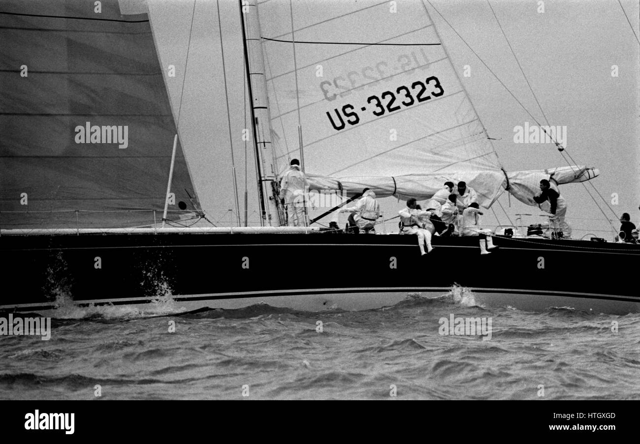 AJAXNETPHOTO. 1985. SOLENT, ENGLAND. -CHANNEL RACE YACHT - US MAXI YACHT NIRVANA AM START. FOTO: JONATHAN EASTLAND/AJAX REF: 1985_5A001 Stockfoto