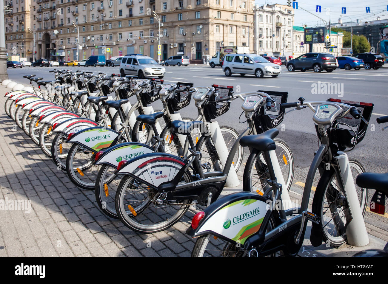 Moskau - 19. August 2016: Fahrräder an der Vermietstation Sadovaya-Chernogryazskaya ulica. Das Pilotprojekt der städtische Fahrradverleih begann im Jahr 2013 Stockfoto