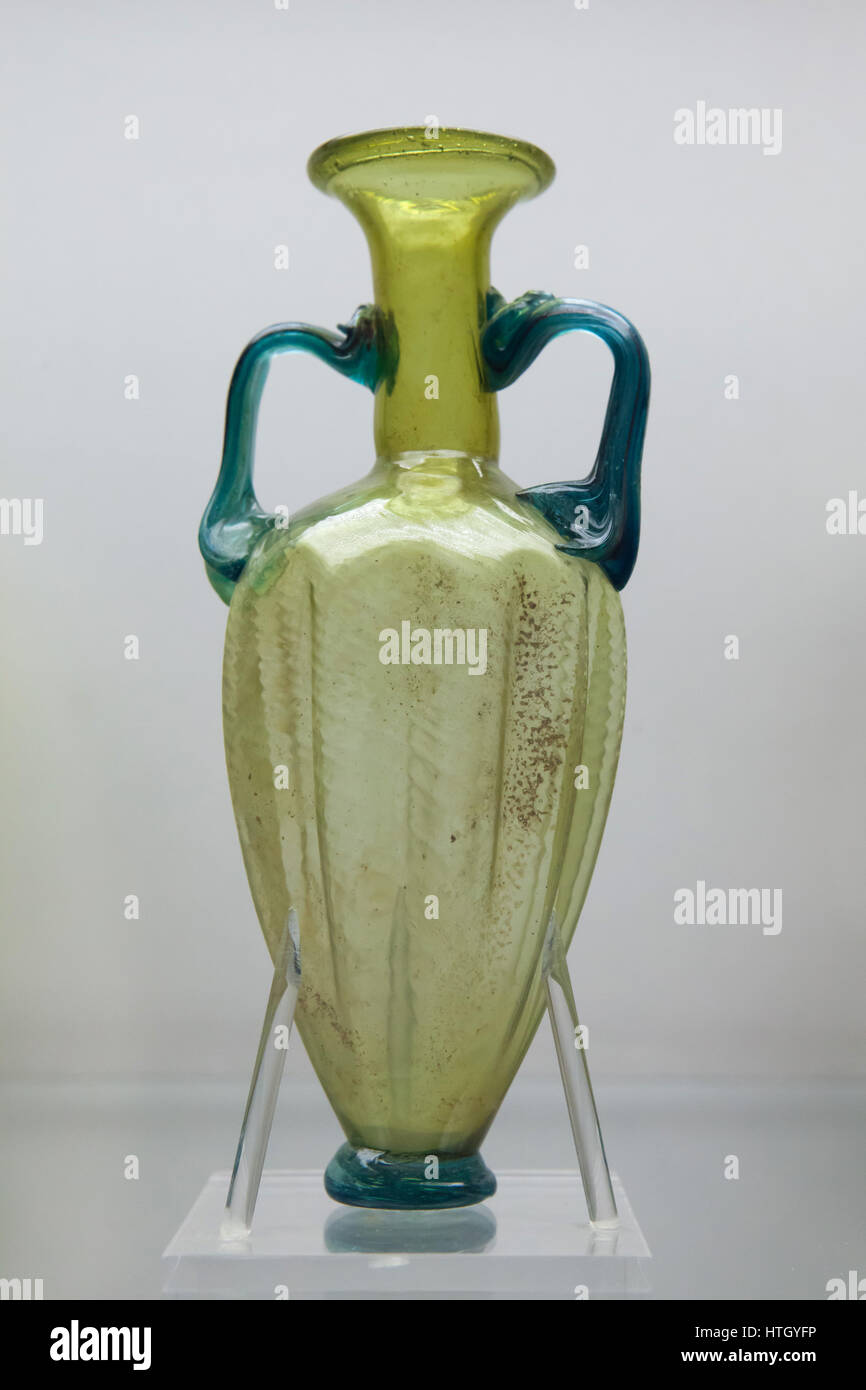 Römische Glasgefäß aus dem 2. bis 4. Jahrhundert n. Chr. auf dem Display in den staatlichen Antikensammlungen (Bayerische staatliche Sammlung von Antiquitäten) in München, Bayern, Deutschland Stockfotografie