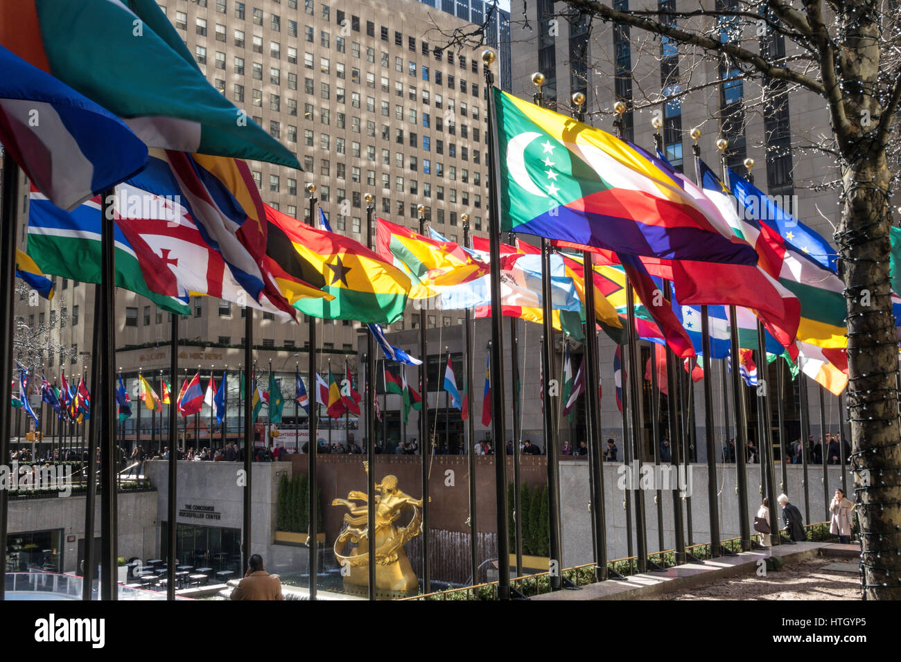 Internationalen Nation Flaggen angezeigt am Rockefeller Center, NYC, USA Stockfoto