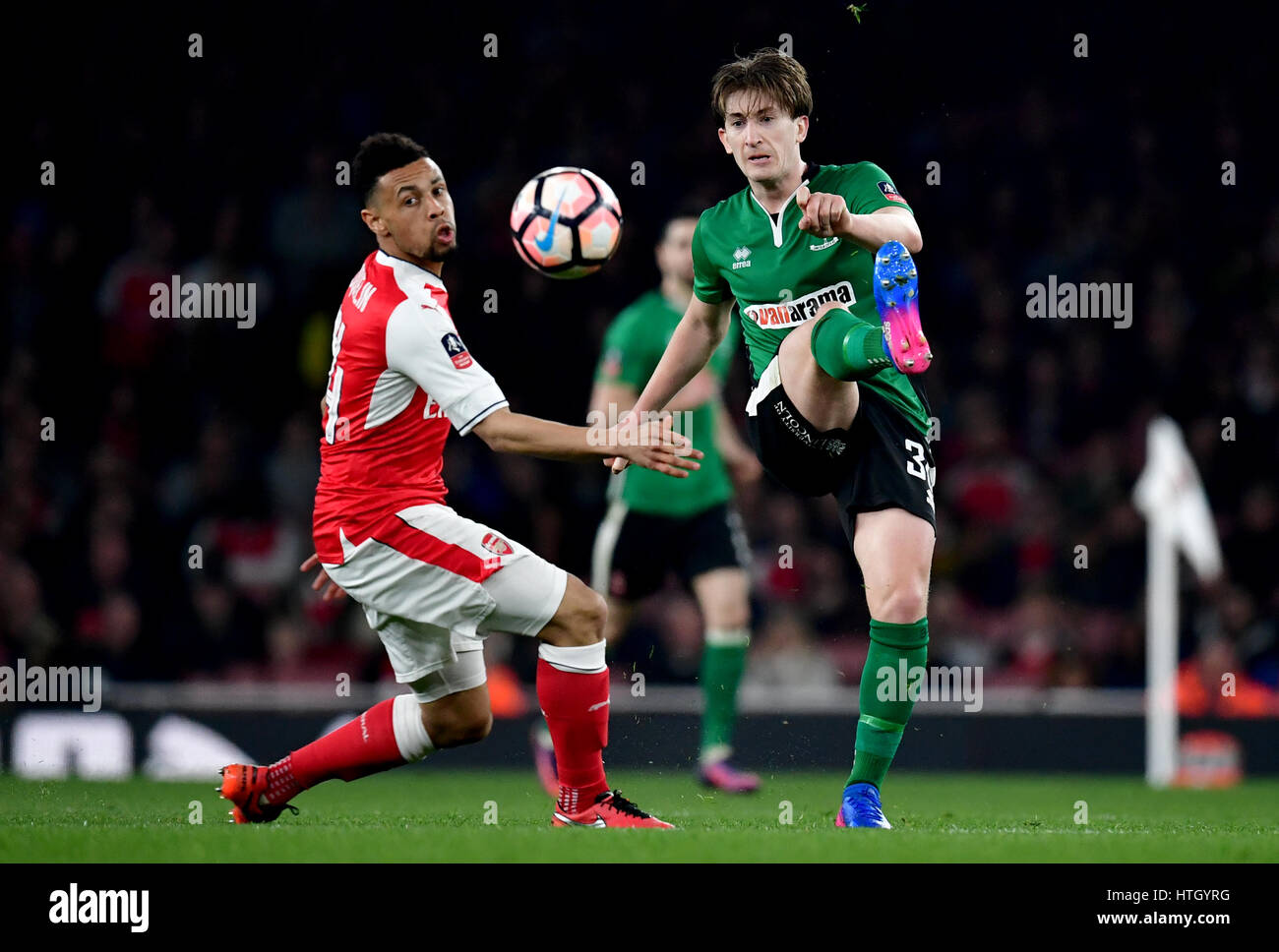 Arsenals Francis Coquelin (links) und Lincoln City Alex Woodyard Kampf um den Ball während der Emirates-FA-Cup-Viertelfinale an The Emirates Stadium in London. PRESSEVERBAND Foto. Bild Datum: Samstag, 11. März 2017. Vgl. PA Geschichte Fußball Arsenal. Bildnachweis sollte lauten: Dominic Lipinski/PA Wire. Einschränkungen: EDITORIAL verwenden nur keine unbefugten Audio, Video, Daten, Spielpläne, Verbandsliga/Logos oder "live"-Dienste. Im Spiel Onlinenutzung beschränkt auf 75 Bilder, keine video Emulation. Keine Verwendung in Wetten, Spiele oder Vereinsspieler/Liga/Einzelpublikationen. Stockfoto