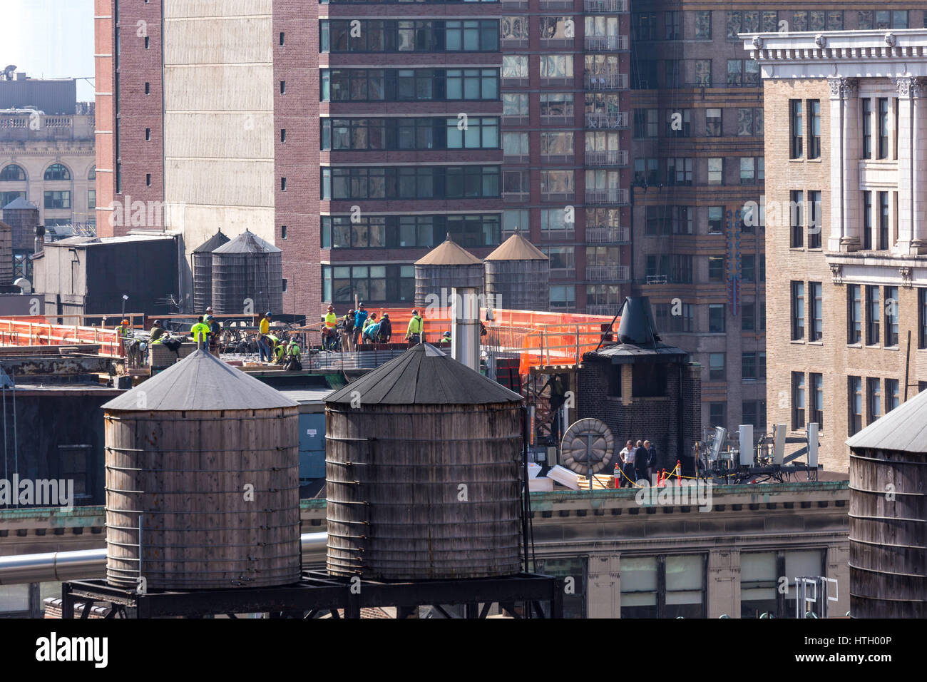 Eine Crew von Bauarbeitern bei Hallo-steigen in Manhattan, NYC, USA Stockfoto