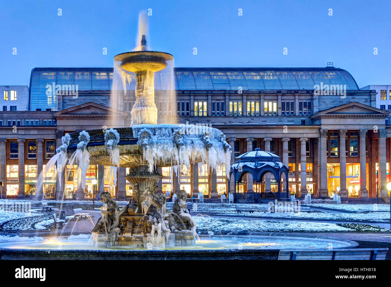 Gefrorene Brunnen am Schlossplatz Stuttgart, Königsbau Passage hinten, Baden-Württemberg, Deutschland Stockfoto